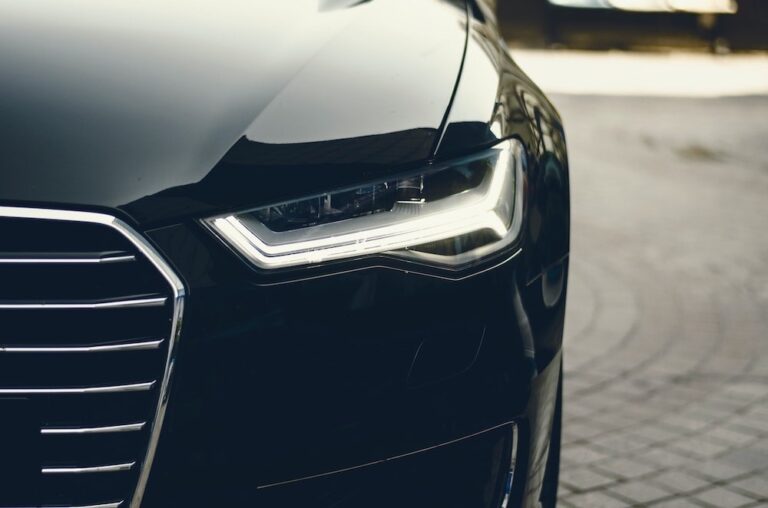 Framlykta på svart audi