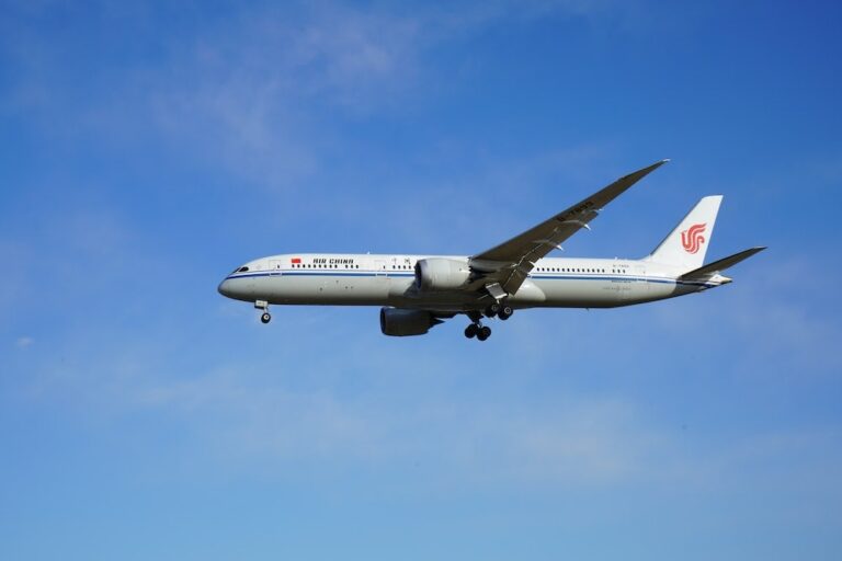 Flygplan med blå himmel i bakgrunden